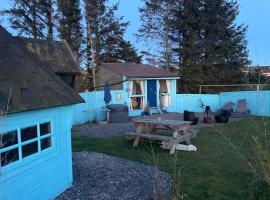 Bankhead Accommodation with Hot Tub Aberdeenshire，位于Gamrie的度假屋