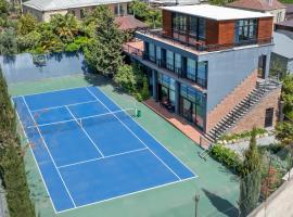 Private Modern Villa with Tennis court，位于第比利斯的酒店