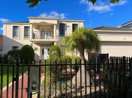 Pleasant Private Room in Taylors Lake Near Melbourne Airport，位于Taylors Lakes的酒店