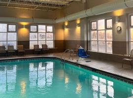 底特律乌提卡拉奎塔酒店及套房，位于由提卡的宠物友好酒店