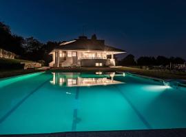 BASQUE BREATH-Villa única,vista fantástica,piscina，位于宏达瑞比亚的酒店
