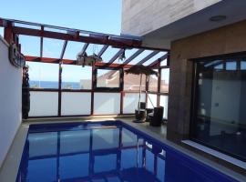 Designer Haus mit beheiztem Pool (überdacht)，位于La Listada的酒店