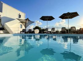 Hermoso Luxury Suites，位于莫诺利索斯的带泳池的酒店