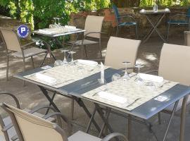 Logis Hôtel Restaurant La Vieille Auberge, Art and Gallery，位于苏亚克的酒店