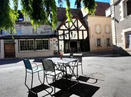Logis Hôtel Restaurant La Vieille Auberge, Art and Gallery，位于苏亚克的酒店