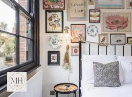Menagerie House Luxury 3-Bedroom Cottage with Walk Score 98 in Central York