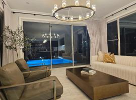 Luxury Hampton House with Heated pool，位于Narellan的酒店