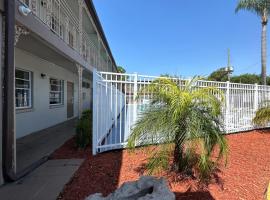 Econo Lodge St Petersburg Central，位于圣彼得堡的酒店