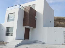 Casa de Playa con piscina，位于Anconcito的酒店
