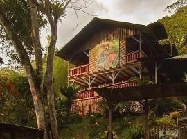 Curigua Ecolodge-Sendero Cascada la milagrosa Buga，位于La Primavera的山林小屋