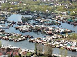 Heritage Houseboats Kashmir，位于斯利那加的船屋