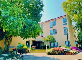 The Fountain Inn，位于Lakeside的酒店