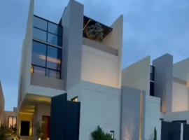 Modern villa فلتي حديثه，位于Mahlal的度假屋