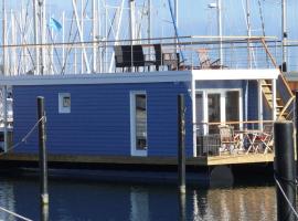 Houseboat Lasse for family，位于海利根港的船屋
