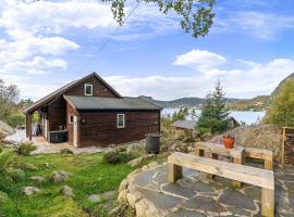 Charming house located by the fjord with the Pultpitrock within short distance，位于Strand的度假屋