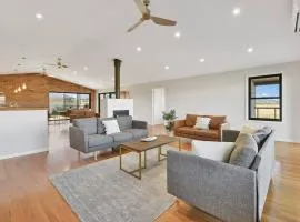 Eglinton Retreat Modern Home with Pizza Oven