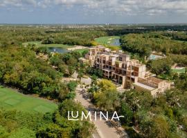 Lumina at The Village Luxury Residences in Corasol，位于普拉亚卡门的高尔夫酒店