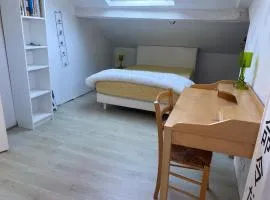 Chambre avec accès terrasse et piscine