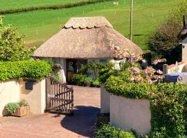 The Nest - Thatched seaside country cottage for two，位于Stokeinteignhead的酒店