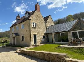Luxury farmhouse in secluded Cotswold valley，位于Uley的度假屋