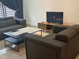 Comfortable House w AC 4 Bedrooms WIFI PS4 near Desaru Beach，位于Bandar Penawar的酒店