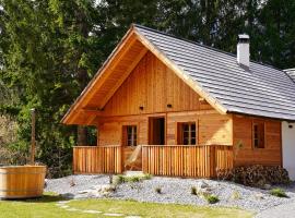 Alpine Retreat Apartments Šurc，位于拉特西的带按摩浴缸的酒店