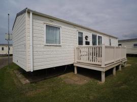 modern 3 bedroom 2 bathroom caravan with decking，位于亨斯坦顿的木屋