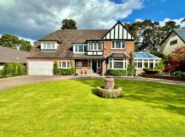 Golf Course View - Large Four Bed Home with Garden and Parking - New Forest and Beach Links，位于芬当的度假屋