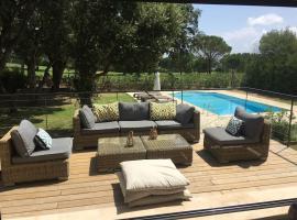 Villa Grimaud - au calme sur Golf, et vue mer sur le Golfe de Saint-Tropez，位于格里莫的酒店