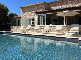 L'Oustau de la Colline - Villa avec piscine privée chauffée 12 personnes au coeur du Luberon，位于卡瓦永的酒店