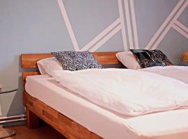 Colourful 2.5 Bedroom With Large Balcony & Garden.，位于Prinzersdorf的酒店