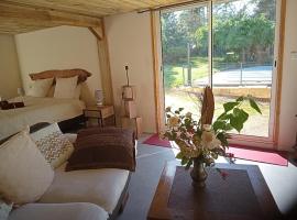 La Canette de Phil - Chambre d'hôtes, Indépendante - Vue sur piscine，位于萨马坦的酒店