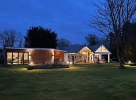 Secluded Country Bungalow Ballinrobe，位于巴林罗布的酒店