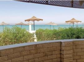 شاليه فيلا فندقي سياحي علي البحر مباشرة بحديقة خاصة，位于拉斯苏德尔的酒店