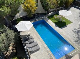 Costa Maresme Barcelona , Relax & Pool，位于卡夫里尔斯的酒店