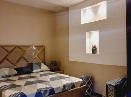 Dream home 2 & 4 bedroom Family house，位于卡拉奇的酒店