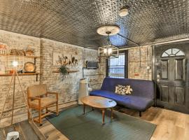 1850s historic Row House 7min train to NYC with private backyard，位于泽西市的别墅