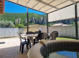 Maison avec jacuzzi et vue sur les penitents，位于Les Mées的低价酒店