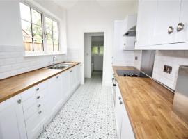 Exceptionally Stunning Four Bed Terraced House With Two Bathrooms- Recently Renovated，位于Spon End的酒店