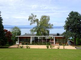 Villa with Lake Geneva views; 1960 (mid century modern) style，位于Neuvecelle的酒店