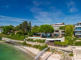 Lausanne area Luxurious 4-Bedroom Villa on the Lake by GuestLee，位于Pully的别墅