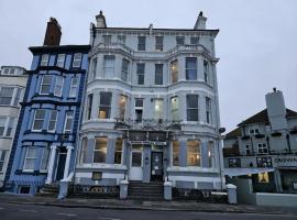 OYO Marine Parade Hotel, Eastbourne Pier，位于伊斯特布恩的酒店