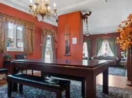 Governor's Mansion beautiful 3bd with pool table