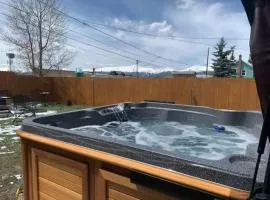 Mom's House - 1 block from downtown & Hot Tub