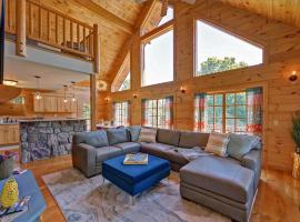 Berkshire Vacation Rentals: Great Barrington Cabin Sleeps 14 Walk To Town，位于大巴灵顿的酒店