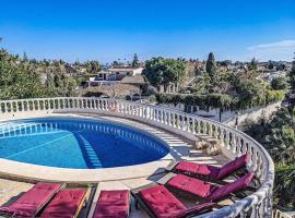 Panoramic views & pool. 4 mins to beach，位于圣费德洛斯博利什的酒店