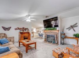 3 bed 2 bath with office room-with futon bed on Weiss Lake - with community ramp & dock，位于森特的酒店