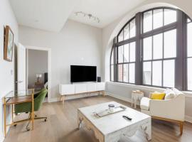 2B 2BA Luxury Downtown Suite Rooftop Deck & Gym，位于巴尔的摩的酒店