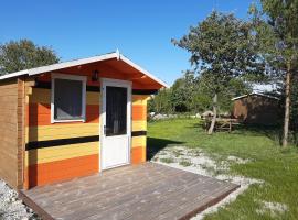 Kadakasuitsu Loodustalu，位于Saareküla的酒店