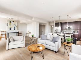 2BR Luxury Apartment With Rooftop Deck & Pool，位于巴尔的摩的酒店